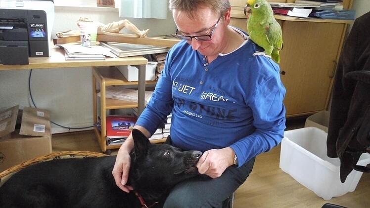 Klaus Weigand mit seinem Hund Debbie und Papagei Carlos Foto: Pauline Lindner