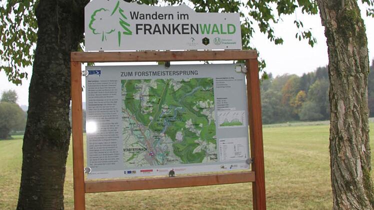 "Wandern im Frankenwald" ist das Hauptmotto, das über den einzelnen Schildern prangt. Foto: Sonja Adam