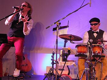 Hannes Wölfel und Roland Bergolt von "Play again Sam" begeisterten die Zuhörer, die im Foyer der Stadthalle einen Abend nur mit deutschsprachiger Musik erlebten. Foto: Sonja Adam