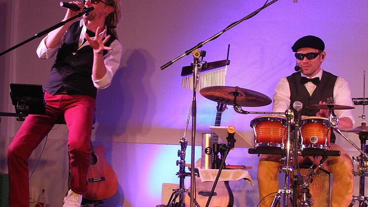 Hannes Wölfel und Roland Bergolt von "Play again Sam" begeisterten die Zuhörer, die im Foyer der Stadthalle einen Abend nur mit deutschsprachiger Musik erlebten. Foto: Sonja Adam
