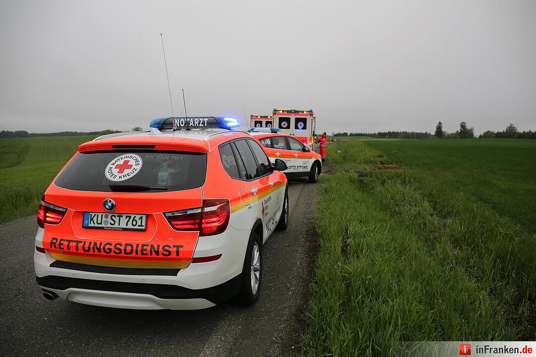 Mann aus Auto geschleudert und schwer verletzt - Pkw in der Kurve von Straße abgekommen und ueberschlagen