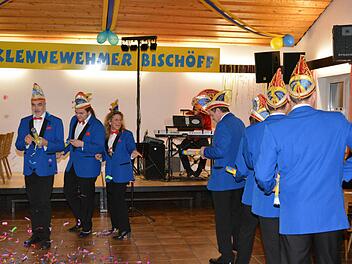 Nicht nur der Siebenerrat der Klennewehmer Bischöff hatte bei der Faschingseröffnung viel Spaß.  Fotos: Björn Hein