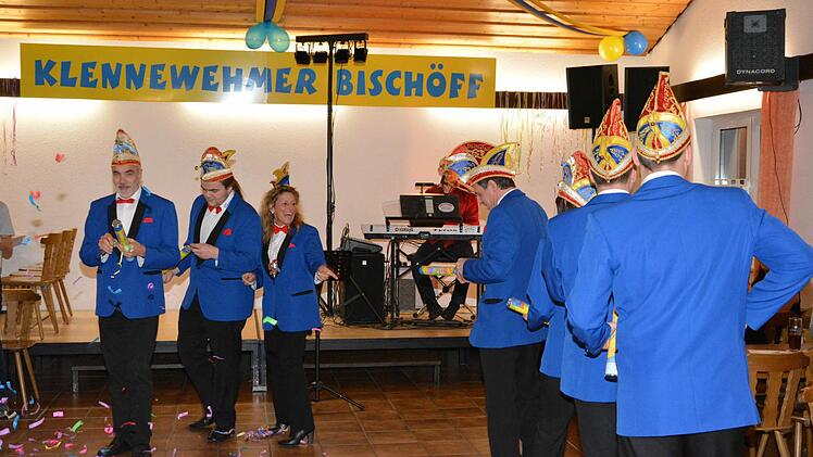 Nicht nur der Siebenerrat der Klennewehmer Bischöff hatte bei der Faschingseröffnung viel Spaß.  Fotos: Björn Hein