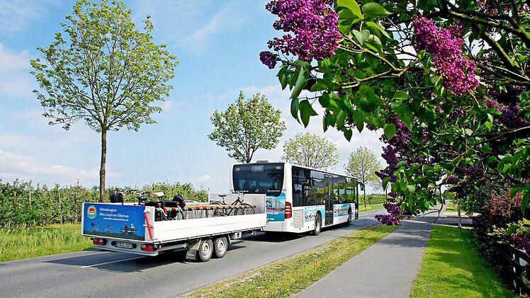 Unterwegs im Alten Land mit dem Elbe-Radwanderbus während der Obstblüte. Der Freizeitbus mit Fahrradanhänger erleichtert die Radtour. Foto: djd/Tourismusverband Landkreis Stade/Dennis Williamson