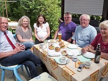 Unser Bild zeigt von links Bürgermeister Hermann Anselstetter, Tochter Sabine Klippel, Geschäftsstellenleiterin Nicole Seiferth, Helmut Steinlein, Heinz Brückner und Ehefrau Gisela.  Foto: Werner Reißaus