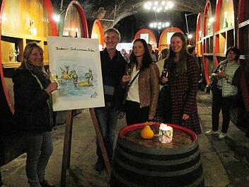 Schnellzeichner Carlo Dernbach mit Werk, Fans und Frankenwein. Winfried Ehling