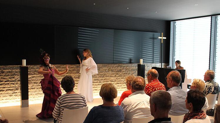 Beim Tag der offenen Tür wurde die Aussegnungshalle zur Theaterbühne.Sabine Weinbeer