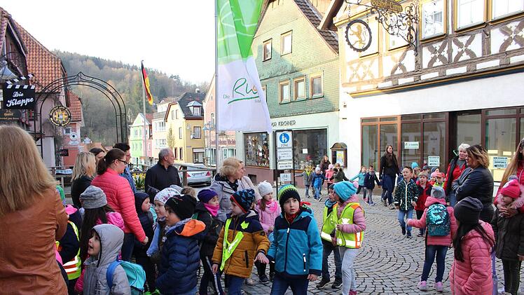 Gemeinsam gehen die Vorschulkinder der vier Bad Brückenauer Kindergärten mit den Grundschulkindern ins Kino. Foto: Julia Raab