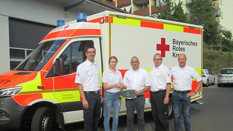 Übergabe ds neuen Rettungswagens (von links):  Vize-Geschäftsführer Alexander Kretz, Wachleiterin Irina Kenner, Rettungsdienstleiter Rudolf Baier, sein Stellvertreter Thomas Weber und Manuel Vorndran. Winfried Ehling