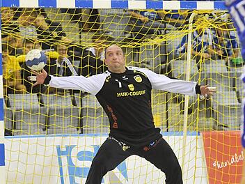 Der "Hexer"! Jan "Wolle" Kulhanek hatte maßgeblichen Anteil am Sieg gegen Gummersbach. Immer wieder beeindruckend ist die zurückhaltende Art, wie sich der "alte Tscheche" im HSC-Tor verhält. Mit fast 37 Prozent gehaltener Würfe ist der Tscheche aktuell der beste Keeper der Liga. So dass der ehemalige Hüttenberger Konstantin Poltrum bisher fast nur bei Siebenmetern zum Zuge kam. "Kulhanek liest die Werfer sehr gut," lobt Hüttenbergs Trainer Frederick Griesbach den HSC-Routinier. Mit seiner woh...