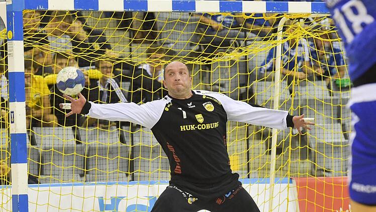 Der "Hexer"! Jan "Wolle" Kulhanek hatte maßgeblichen Anteil am Sieg gegen Gummersbach. Immer wieder beeindruckend ist die zurückhaltende Art, wie sich der "alte Tscheche" im HSC-Tor verhält. Mit fast 37 Prozent gehaltener Würfe ist der Tscheche aktuell der beste Keeper der Liga. So dass der ehemalige Hüttenberger Konstantin Poltrum bisher fast nur bei Siebenmetern zum Zuge kam. "Kulhanek liest die Werfer sehr gut," lobt Hüttenbergs Trainer Frederick Griesbach den HSC-Routinier. Mit seiner woh...