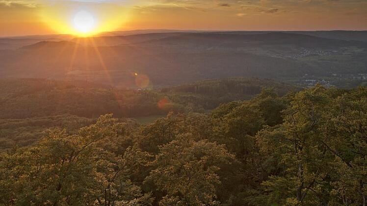 Beeindruckend sind die Sonnenuntergänge auf dem Dreistelzturm mit dem Blick über die Rhön. Foto: Jürgen Hüfner