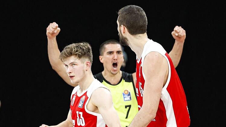 Bayreuther Jubel, Bamberger Tristesse: Medi-Spieler Philip Jalalpoor in Siegerpose nach dem im 73:67-Erfolg im Basketball-Oberfrankenderby. Bennet Hundt (links) und David Kravish sind bedient.Daniel Löb