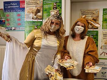 Osterhase und Christkind zogen aus fast 2400 Teilnahmekarten die Gewinner. Wegen Corona wurde nicht nur der Weihnachtsmarkt abgesagt, Stadtmarketing Pro Bad Kissingen verlängerte das Weihnachts-Gewinnspiel bis nach Ostern. Foto: Peter Rauch