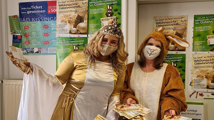 Osterhase und Christkind zogen aus fast 2400 Teilnahmekarten die Gewinner. Wegen Corona wurde nicht nur der Weihnachtsmarkt abgesagt, Stadtmarketing Pro Bad Kissingen verlängerte das Weihnachts-Gewinnspiel bis nach Ostern. Foto: Peter Rauch