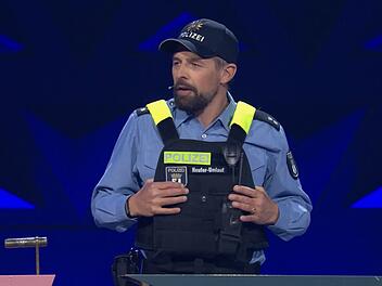 "Wer stiehlt mir die Show?" Auf alles vorbereitet: Ersatz-Moderator Klaas Heufer-Umlauf macht auf Polizist.