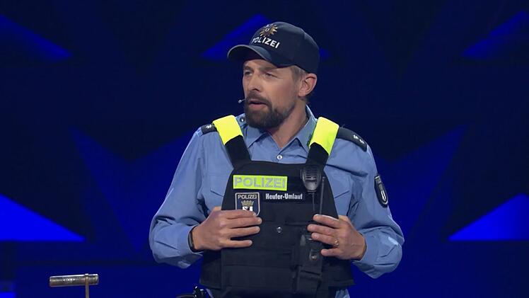 Auf alles vorbereitet: Ersatz-Moderator Klaas Heufer-Umlauf macht auf Polizist.
