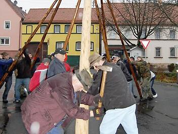 Mit vereinten Kräften wird in Oberthulba der Kirmesbaum aufgestellt.  Foto: Günther Straub