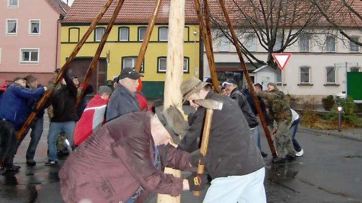 Mit vereinten Kräften wird in Oberthulba der Kirmesbaum aufgestellt.  Foto: Günther Straub