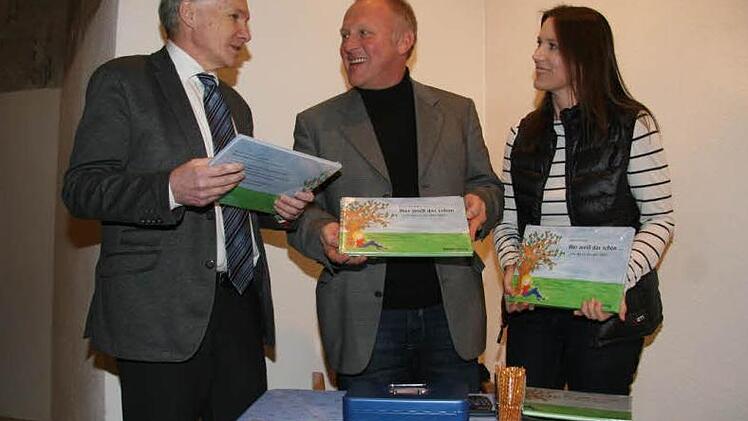 Stolz sind auch die Erwachsenen: Schuleiter Dr. Klaus Morsch, Verleger Patrick Dehm und die Grafikerin Ulrike Mahr, die den Bildern den letzten Schliff gegeben hat.