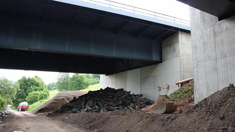 Metallschrott soll auch an den Widerlagern den Aufprall der Brücke dämpfen.