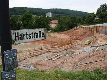 Der Baustopp auf dem Gelände der kreiseigenen Carl-von-Heßschen Sozialstiftung hat auch den Stadtrat beschäftigt. Die Bürgermeisterin ist sich sicher, dass der Aushub von mehr als 20 000 Kubikmetern Erde Ursache für die Erd-Bewegungen im Bereich Hartstraße war. Fotos:Ralf Ruppert