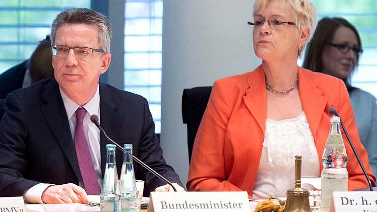 So war Susanne Kastner zuletzt in den bundesweiten Medien präsent: Als Vorsitzende des Verteidigungsausschusses hier an der Seite von Verteidigungsminister Thomas de Maiziere (CDU) bei dessen Vernehmung zur "Euro-Hawk-Affäre". Foto: dpa/Archiv