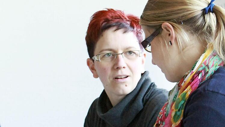 Claudia Zehner und Sabine Hundt (Wirtschaftsschule) interessieren sich für das Projekt.