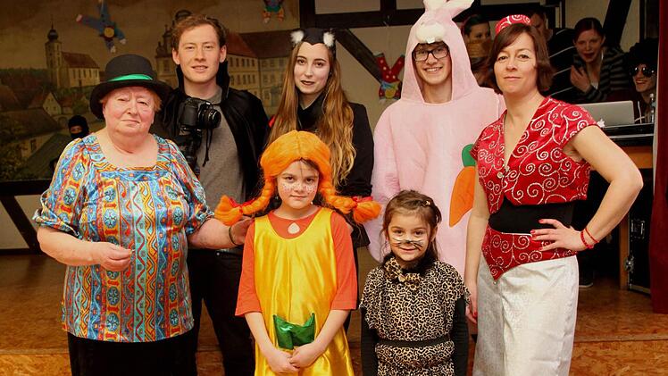 Der Kinderfasching in Pettstadt wird neuerdings von der "I Have A Dream Group" ausgerichtet. Die Jugendlichen übernahmen die Ausrichtung von Erna Schor (links), der "Mutter der Kindertanzgruppe". Foto: Geiling
