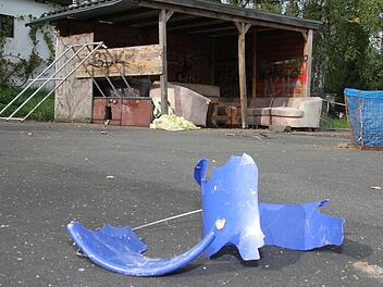 Zerstörte Eimer, Absperrbänder, die zusammengeknüllt sind, überall Scherben und Kippen - die Skateranlage in Stadtsteinach ist ein Schandfleck. Fotos: Sonja Adam