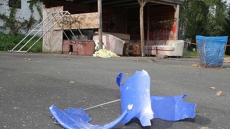 Zerstörte Eimer, Absperrbänder, die zusammengeknüllt sind, überall Scherben und Kippen - die Skateranlage in Stadtsteinach ist ein Schandfleck. Fotos: Sonja Adam