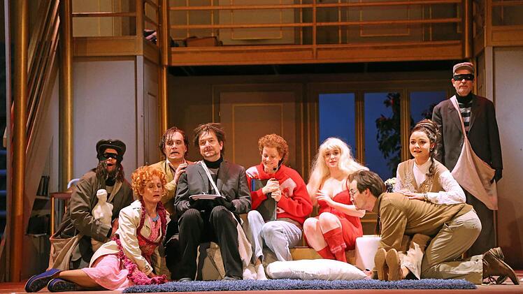 Spielfreudiges Ensemble am Ende eines reichlich turbulenten Theaterabends (von links): Benjamin Hübner, Katja Teichmann, Thorsten Köhler, Niklaus Scheibli, Eva-Marianne Berger, Anne Rieckhof, Lils Liebscher, Kerstin Hänel und Thomas Straus. Fotos: Henning Rosenbusch