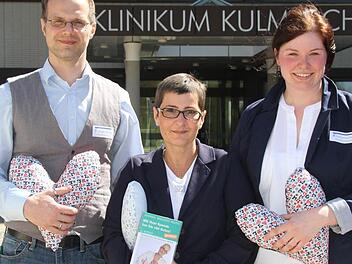 "Ohne euch hätte ich das nicht geschafft", sagt Diana Miskolci - und dankt dem psychoonkologischen Dienst am Klinikum Kulmbach, bestehend aus Diplom-Psychologe Jürgen Wickles und Diplom-Psychologin Katharina Weiß. Fotos: Sonja Adam