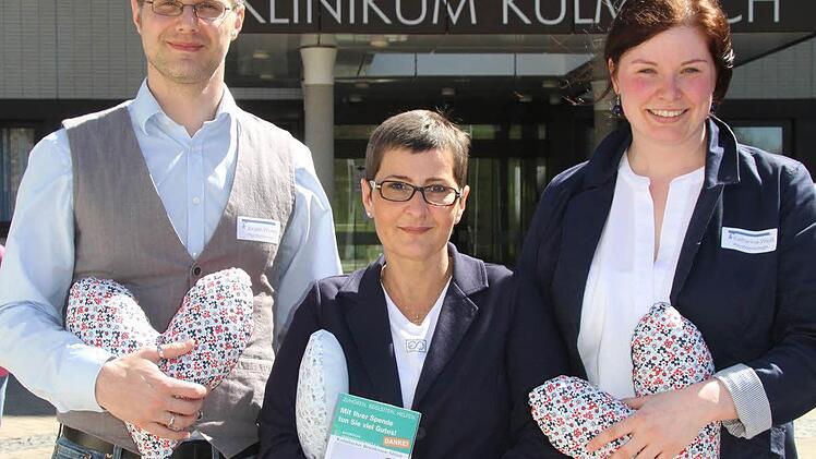 "Ohne euch hätte ich das nicht geschafft", sagt Diana Miskolci - und dankt dem psychoonkologischen Dienst am Klinikum Kulmbach, bestehend aus Diplom-Psychologe Jürgen Wickles und Diplom-Psychologin Katharina Weiß. Fotos: Sonja Adam