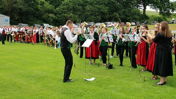 Abwechslungsreiche musikalische Kost boten die musizierenden Gruppen der Stadt Seßlach am Sonntag bei der 32. Matinee, die aus Anlass des 70-jährigen Jubiläums des Sportvereins Heilgersdorf am dortigen Sportplatz stattfand. Mit viel Schwung dirigiert hier Michael Bauer (rechts) die Seßlacher Stadtkapelle mit ihren "Beach Boys Golden Hits". Foto: Bettina Knauth