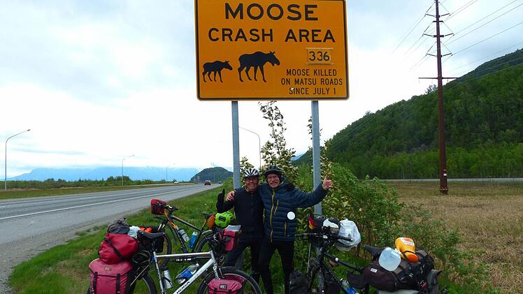 Achtung: Elche kreuzen die Stra&szlig;e! Die beiden Radler begegneten vielen Tieren, nur B&auml;ren lie&szlig;en sich nicht blicken. Fotos: Manfred Wagner