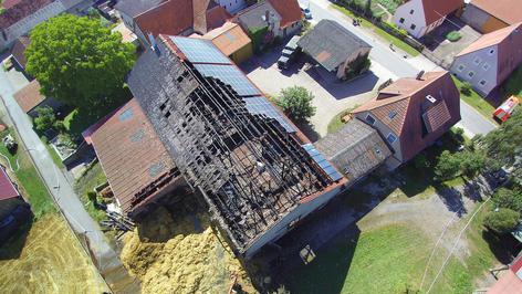 Ehemaliger Stall geht in Flammen auf: Hoher Schaden