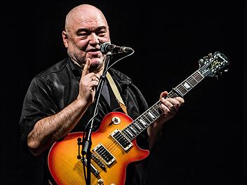 Liedermacher und Prediger gegen Menschenhasserei: Wolfgang Buck gastierte im "Schwarzen Bären". Foto: Jochen Berger