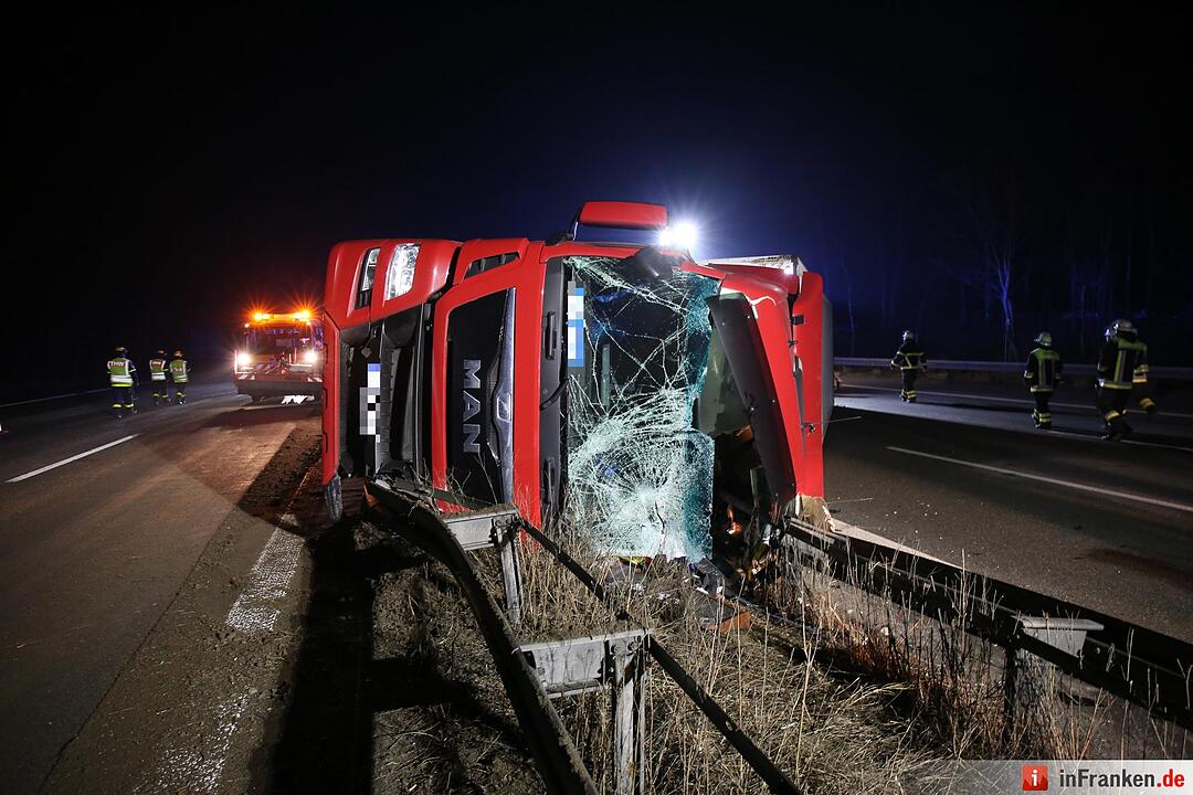 Kreis Bayreuth: Lkw kracht auf A9 in Mittelschutzplanke und kippt um – Fahrer verletzt