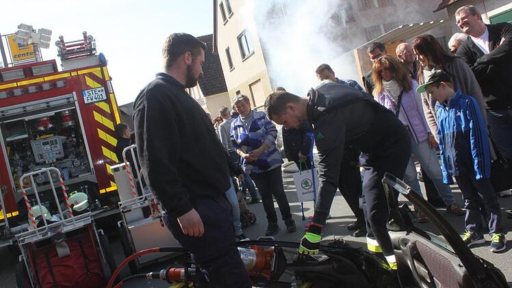 Die Staffelsteiner Feuerwehr zeigte unter anderem, welche Möglichkeiten sie hat, um Menschen aus Unfallautos zu bergen. Foto: Matthias Einwag