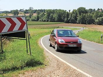 Für eine Entschärfung der S-Kurve auf der Straße zwischen Ebensfeld und Prächting hat die Gemeinde Ebensfeld schon lange Land im Besitz, doch nun soll es als Ausgleichsfläche für den Bau der Kellbachgrundanbindung zur A 73 dienen. Dagegen will die Kommune jetzt weiter gerichtlich vorgehen. Foto: Tobias Kindermann