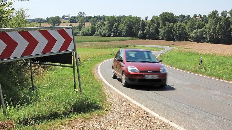 Für eine Entschärfung der S-Kurve auf der Straße zwischen Ebensfeld und Prächting hat die Gemeinde Ebensfeld schon lange Land im Besitz, doch nun soll es als Ausgleichsfläche für den Bau der Kellbachgrundanbindung zur A 73 dienen. Dagegen will die Kommune jetzt weiter gerichtlich vorgehen. Foto: Tobias Kindermann