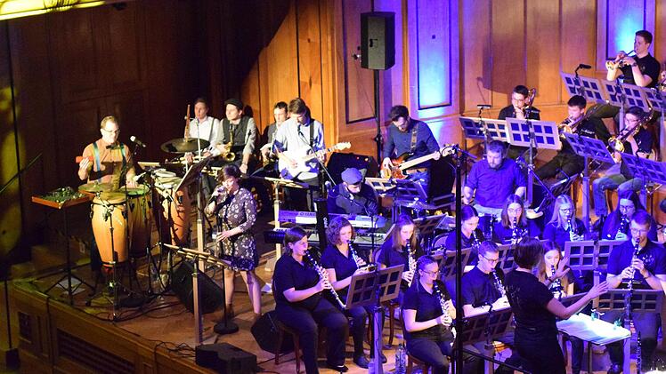 Das Kreisjugendblasorchester und die lokale Band Sound-Laden. Raimund Spahn