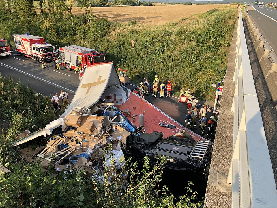 Bei Würzburg: Spektakulärer Sturz auf der A3 – Sattelzug fällt  von Autobahnbrücke auf Staatsstraße