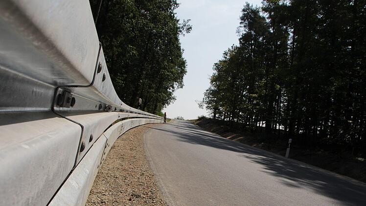 Zwischen Buchfeld und Elsendorf wurden die Kurven aufgeweitet und mit neuen Leitplanken samt  Unterfahrschutz für Motorräder ausgestattet. Foto: Christian Bauriedel