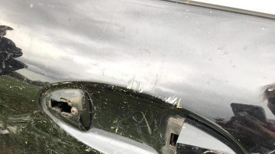 In Eisenheim haben Unbekannte ein Auto mit zwei Leitpfosten stark beschädigt. Foto: Facebook/Katha Gö