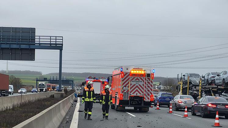 A3: Dritter Unfall seit Samstag - Bundeswehr leistet erst Hilfe - "Zwei Spuren gesperrt"