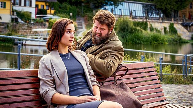 Das Franken-Team rund um den knorrigen Kommissar Behringer (Antoine Monot) und seine Mitarbeiterin  Ela Jenning (Cosima Henman) muss in "Behringer und die Toten - Ein Bamberg-Krimi: Romeo" den Mord am Vertrauenslehrer einer Privatschule aufklären.