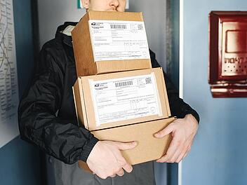 Du solltest nicht unbedarft Pakete für die Nachbarschaft annehmen.