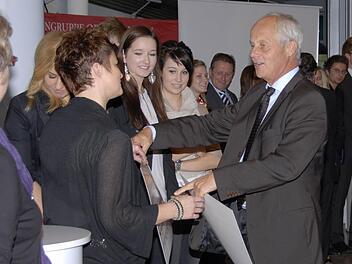 In festlichem Rahmen wird alljährlich am Vorabend der Ausbildungsmesse der Kulmbacher Ausbildungspreis verliehen. Unser Bild zeigt Michael Pfitzner vom Arbeitskreis Schule-Wirtschaft bei der Preisübergabe 2012 an Annette Kurz-Mähringer und ihre Auszubildenden. Foto: Archiv/Dagmar Besand